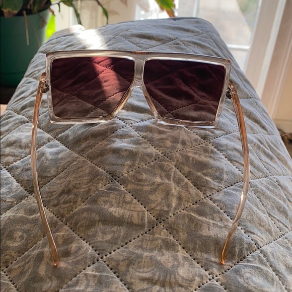 Get into these sunglasses hunny 💁🏽‍♀️ - Picture 3 of 3